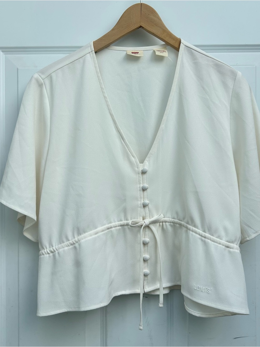 Levi's Cream Button-Front V-Neck Peplum Blouse